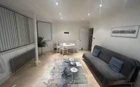 Lovely Entire 1 Bedroom Flat With Patio In Chiswick Superb Location